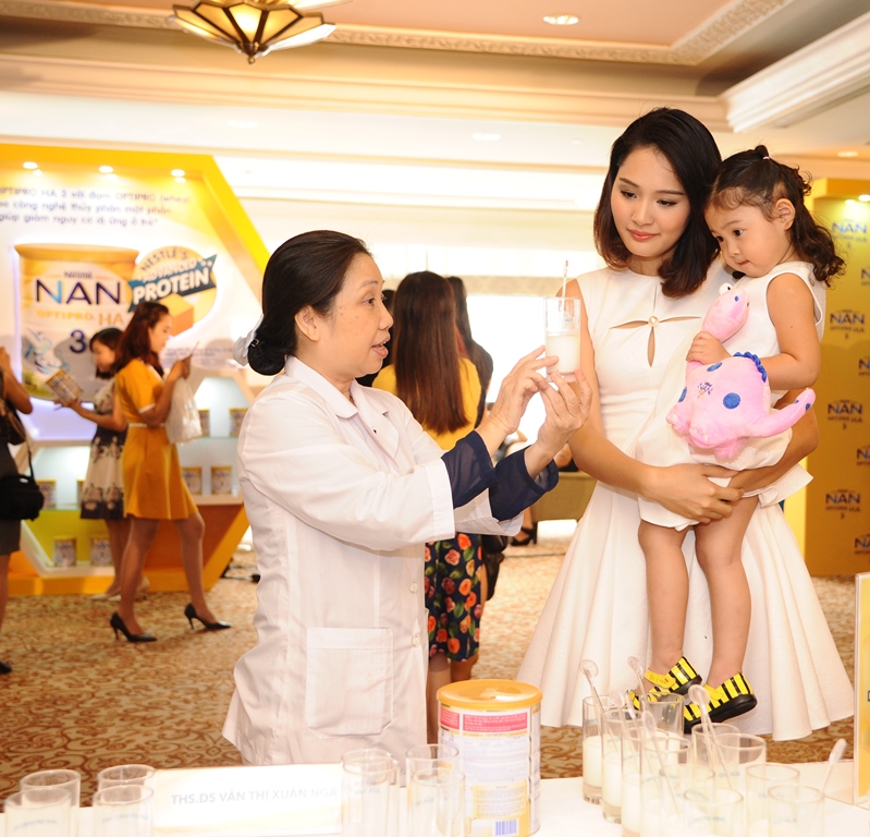 Hoa hậu đẹp nhất châu Á 2009 - Hương Giang cùng con gái tham gia buổi hội thảo. 